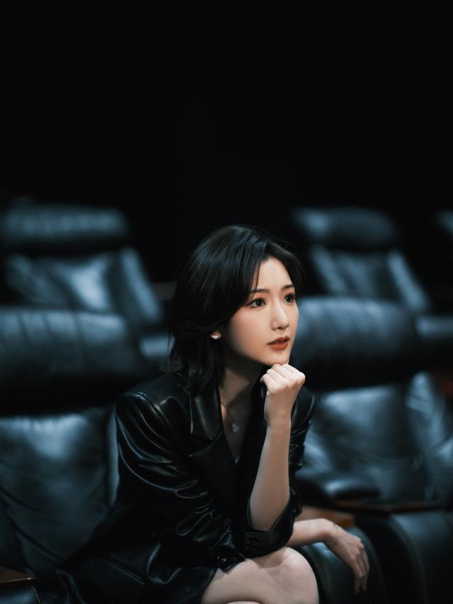 毛晓彤穿皮衣皮裙扮“下衣失踪”，这腿太真实了