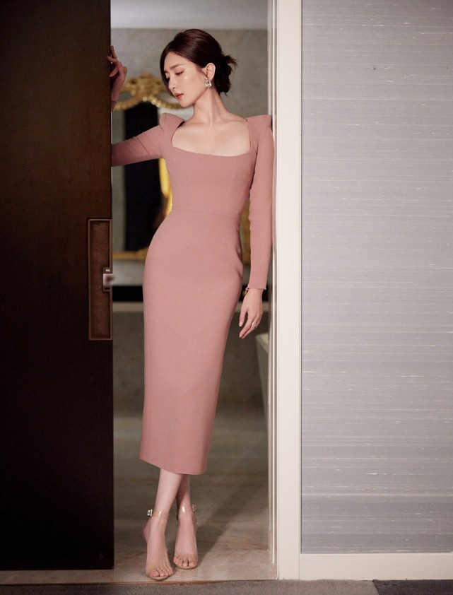 江疏影身材超赞，穿豆沙粉色修身裙太唯美了