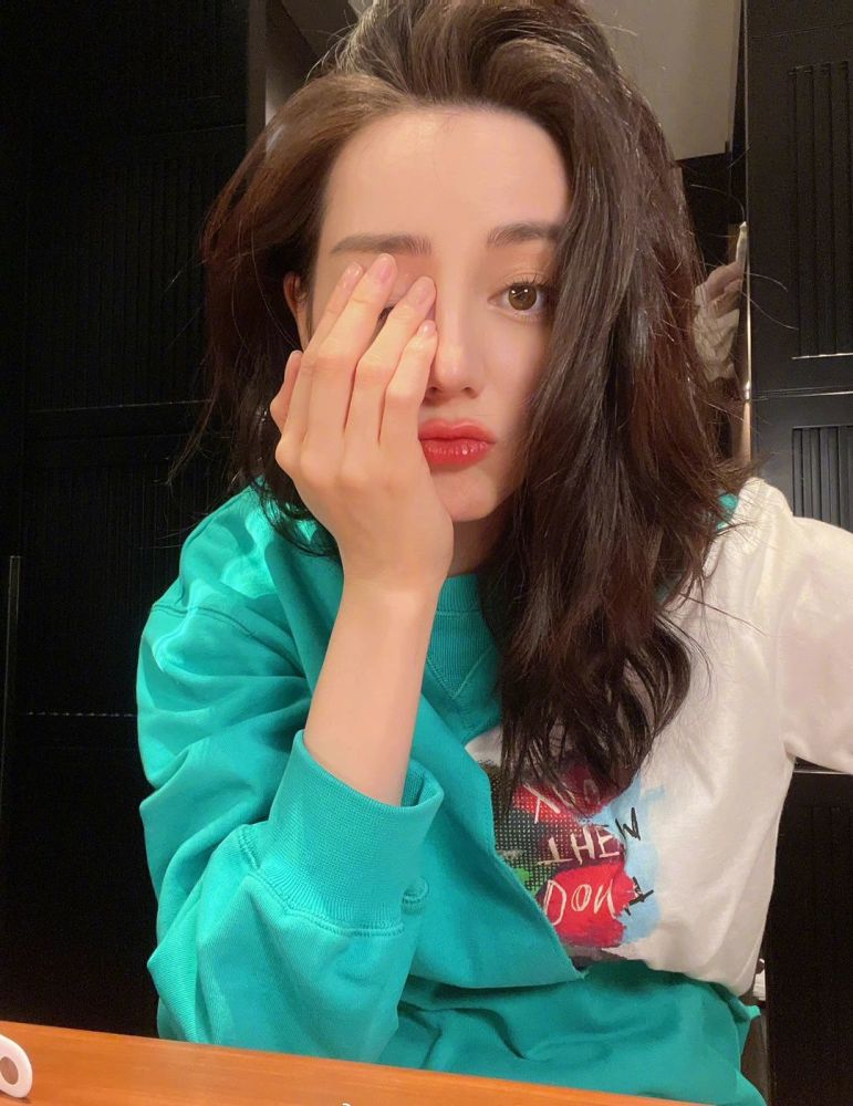 迪丽热巴剪短发穿湖水色卫衣休闲有范，穿搭越来越甜了