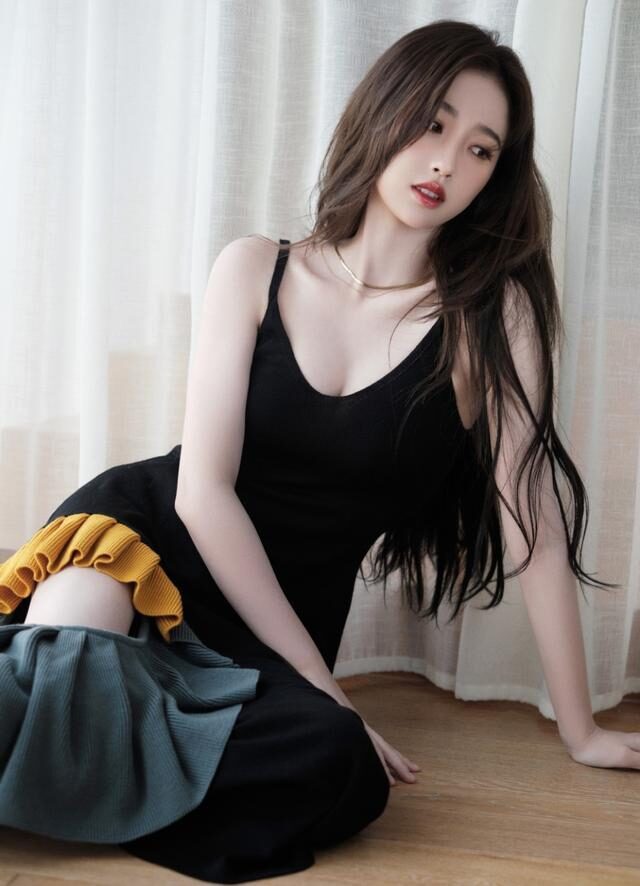 虞书欣一袭吊带裙展露曲线身材,凹凸感迷人
