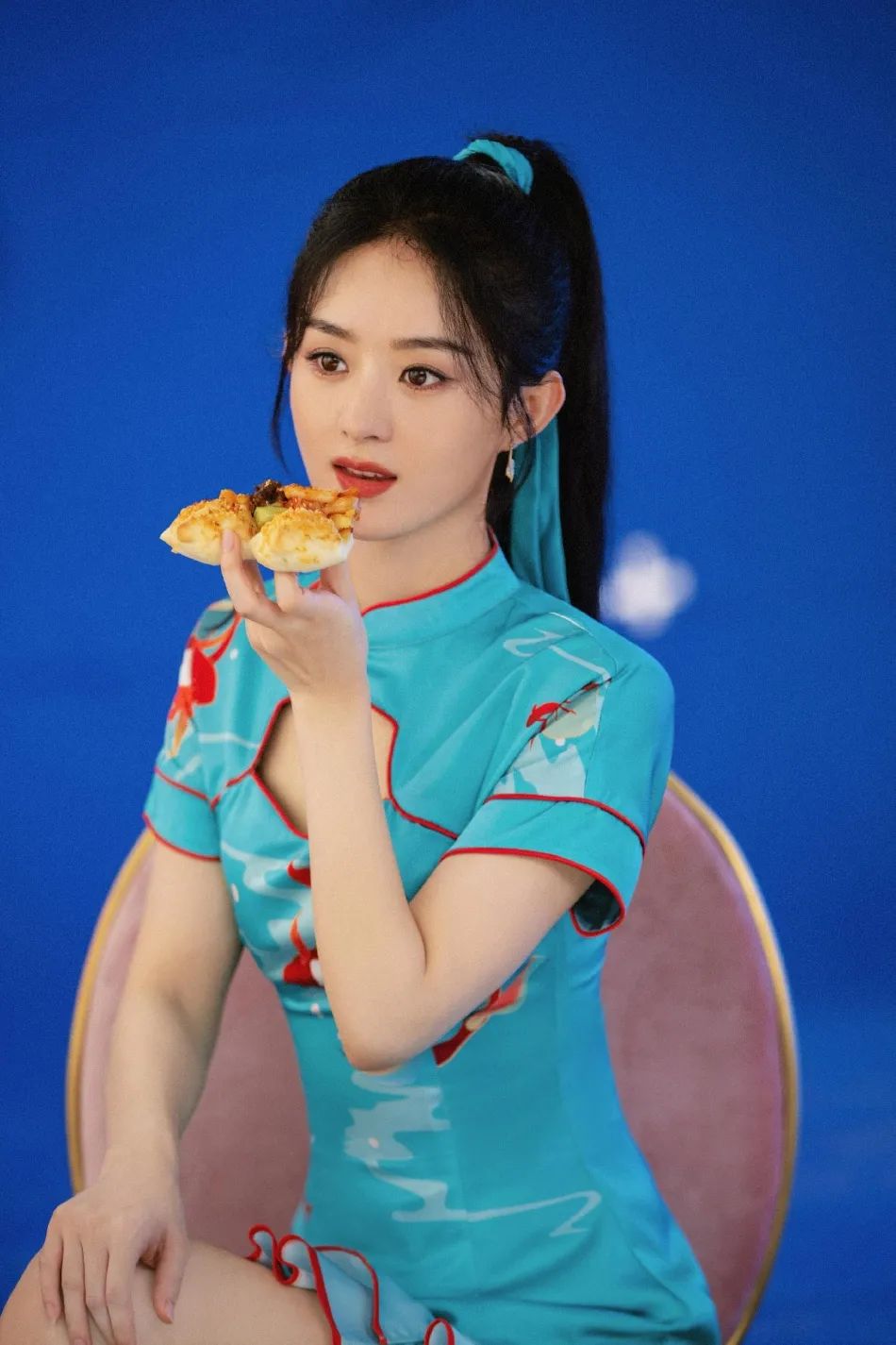 赵丽颖穿浅蓝锦鲤旗袍又甜又飒!肤白貌美让人惊艳