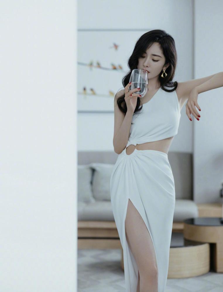 杨幂穿白色露腰开叉长裙，性感不失高级