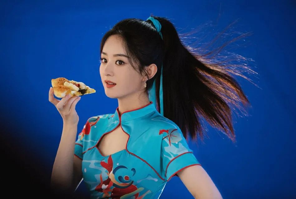 赵丽颖穿浅蓝锦鲤旗袍又甜又飒!肤白貌美让人惊艳