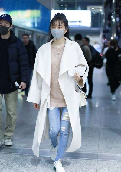 秦岚机场街拍穿大衣配紧身打底丰满有余，窄腿裤显瘦又好看