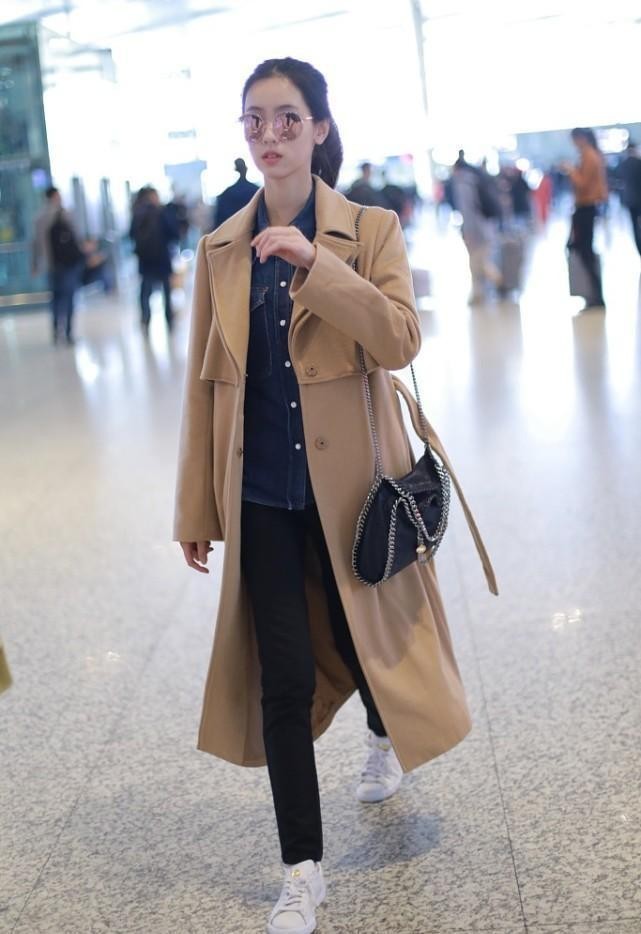 陈都灵机场街拍穿拼接长大衣配中分发型，搭出商务强人的感觉