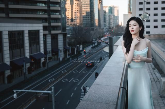 白鹿穿吊带裙裹出“凹凸感”,又纯又欲谁不喜欢