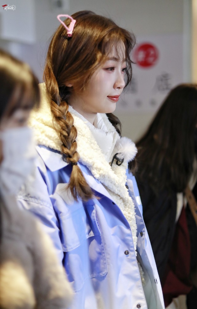 虞书欣街拍：渐变色滑雪服打扮洋气新潮，头戴猫耳发箍萌翻了