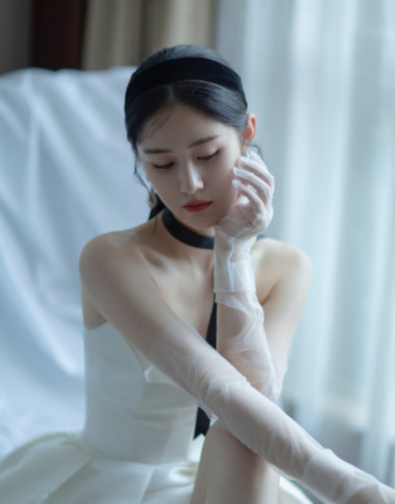 看梁田把这样别致的礼服,穿出了可爱女人味