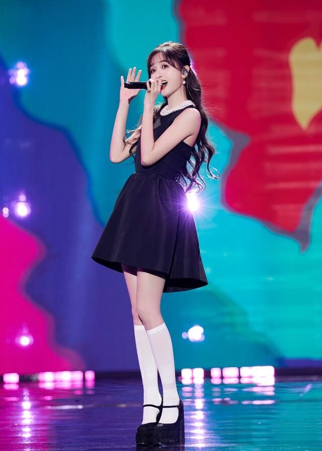 吴宣仪惊艳亮相跨年晚会,穿小黑裙又甜又辣,细长腿抢镜