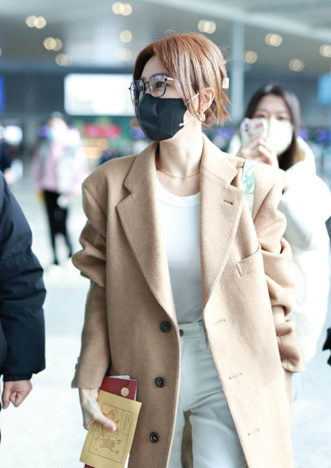 秦岚机场街拍穿大衣配紧身打底丰满有余，窄腿裤显瘦又好看