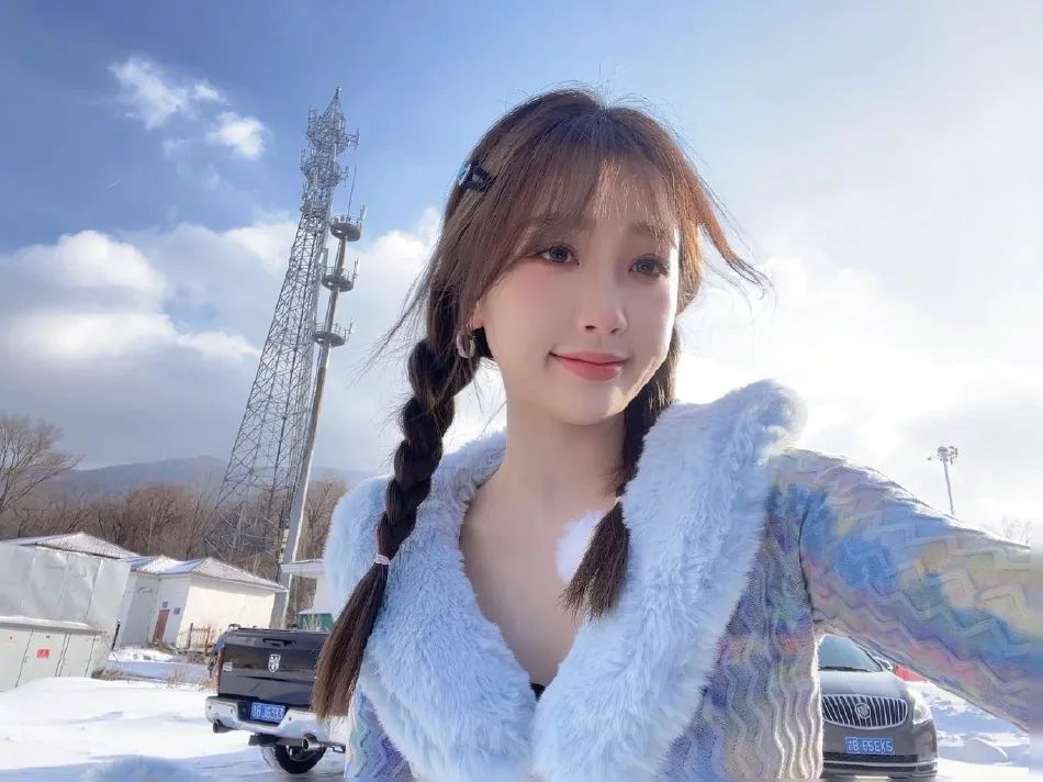 虞书欣分享雪地美图!蓝色花纹上衣搭配白色长裤俏丽惊艳