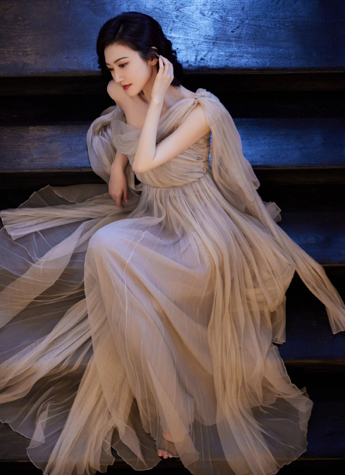 景甜穿粉色系带长纱裙大秀香肩!大秀白皙的香肩