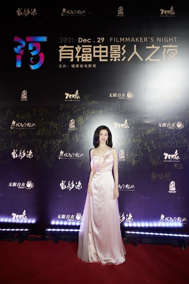 陈都灵红毯造型穿吊带裙故意扯下肩带，真是行走的衣架子