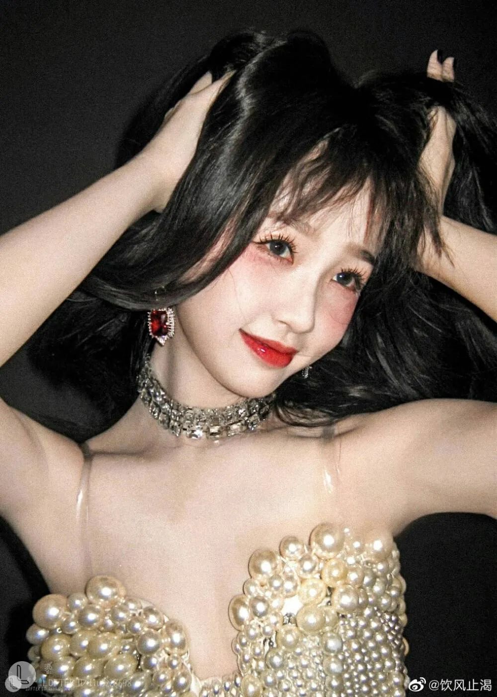 虞书欣分享雪地美图!蓝色花纹上衣搭配白色长裤俏丽惊艳