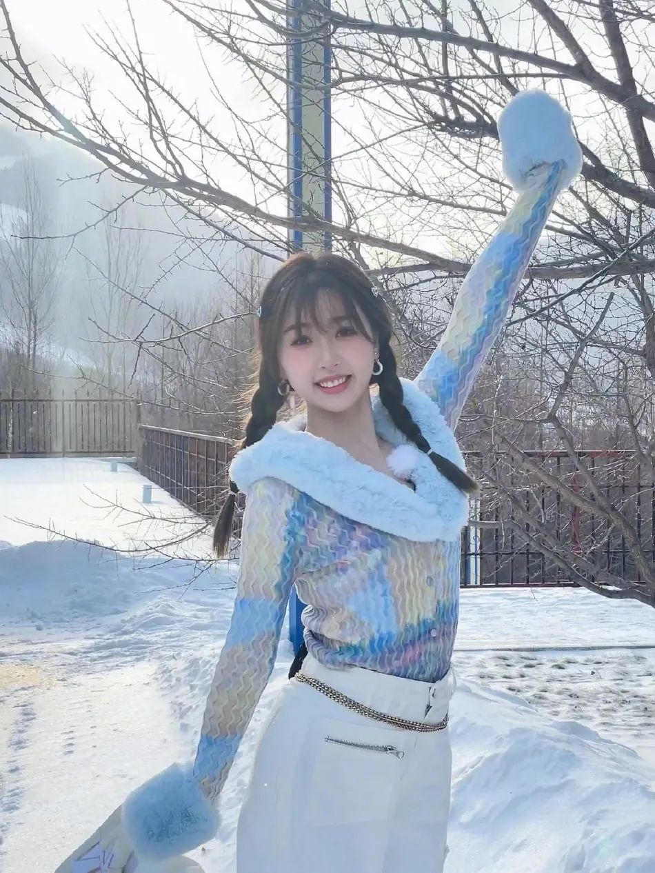 虞书欣分享雪地美图!蓝色花纹上衣搭配白色长裤俏丽惊艳