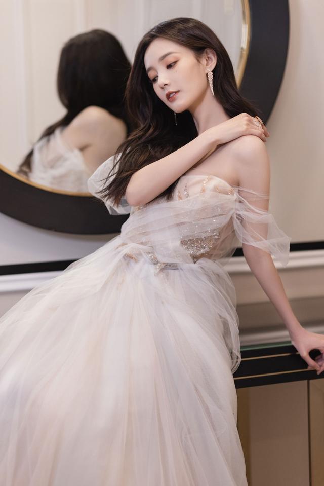 李一桐白色纱裙梦幻如公主,尽显温柔与浪漫