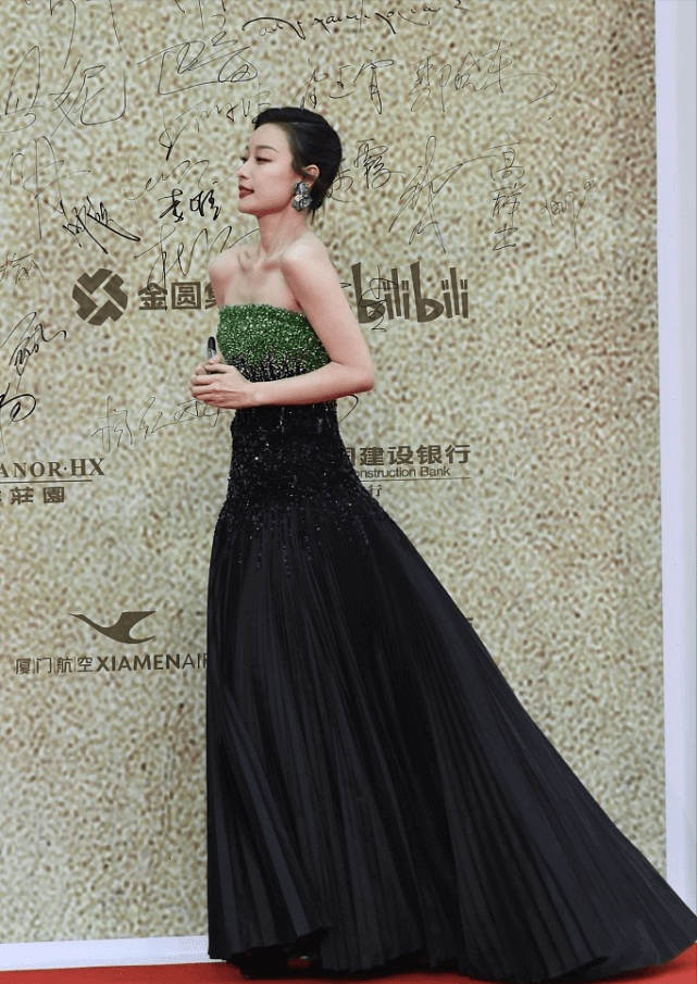 倪妮冬天在户外穿露肩裙，赚足了回头率