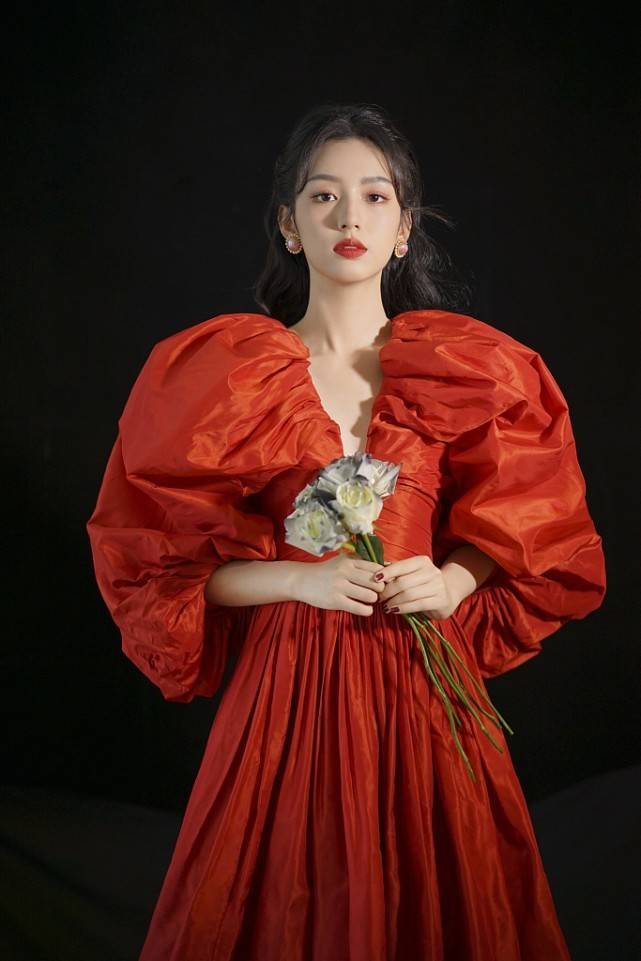 周也年纪轻轻穿着打扮却贵气,红色宫廷裙太有魅力