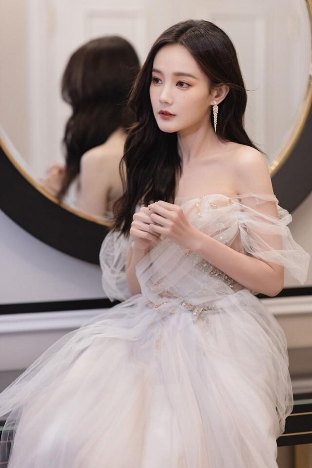 李一桐白色纱裙梦幻如公主,尽显温柔与浪漫