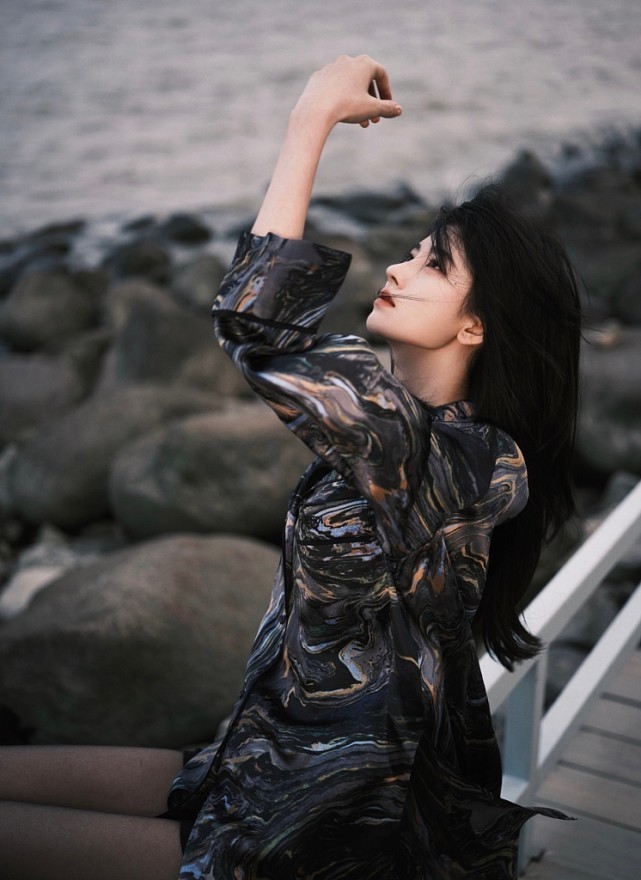 鞠婧祎穿大枣红色毛衣一点不土，复古味满满