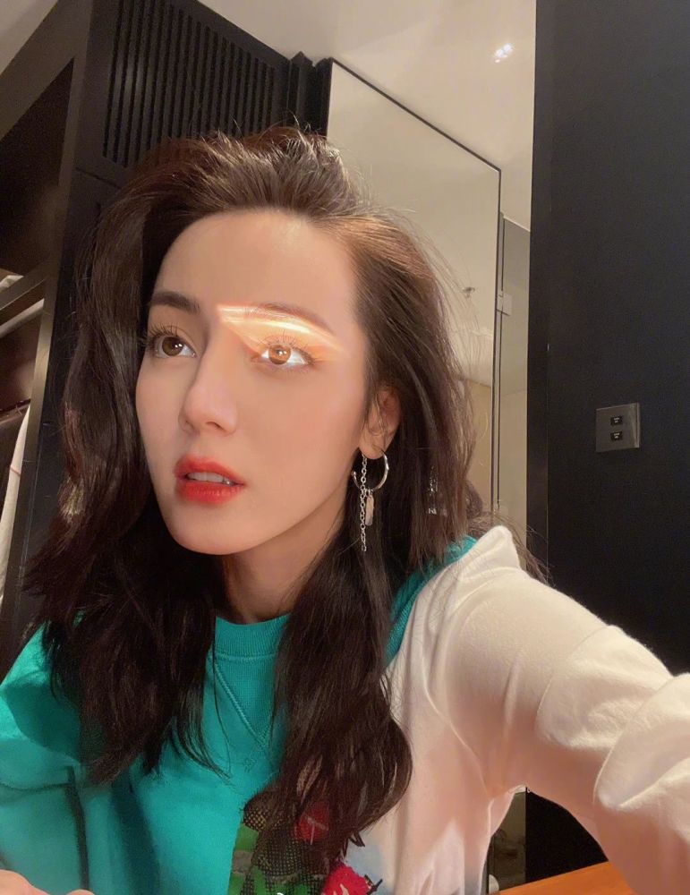 迪丽热巴剪短发穿湖水色卫衣休闲有范，穿搭越来越甜了