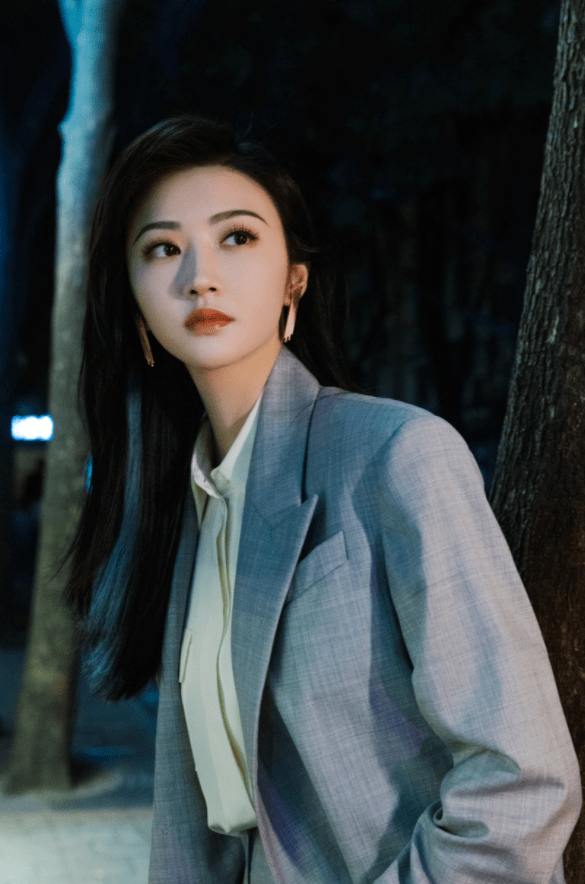 景甜大晒秋冬美照！穿溜肩毛衣裙拍写真气质甜美又温柔