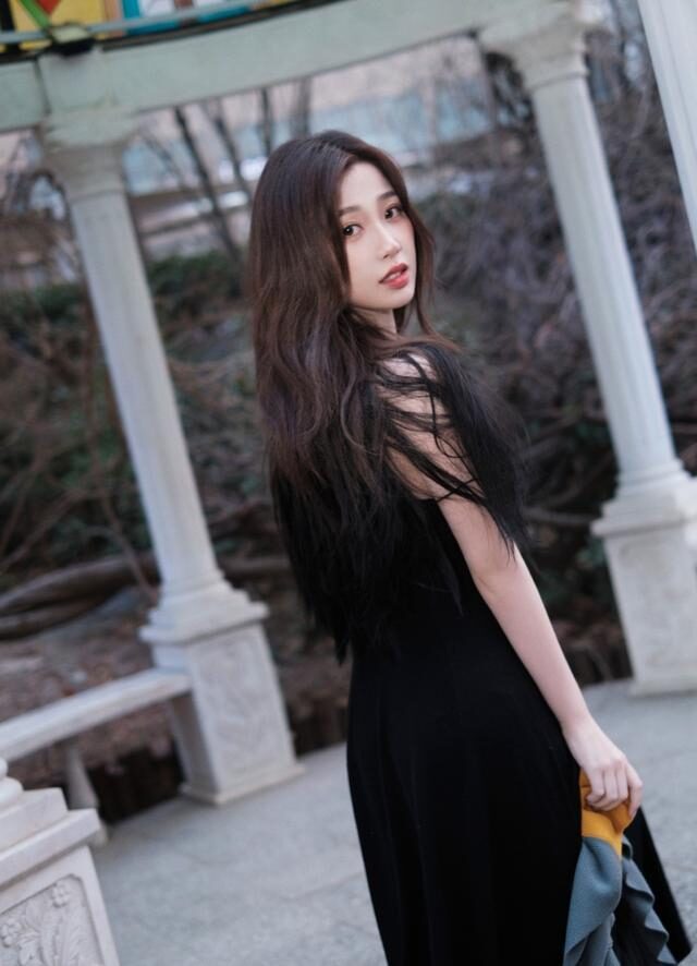 虞书欣一袭吊带裙展露曲线身材,凹凸感迷人