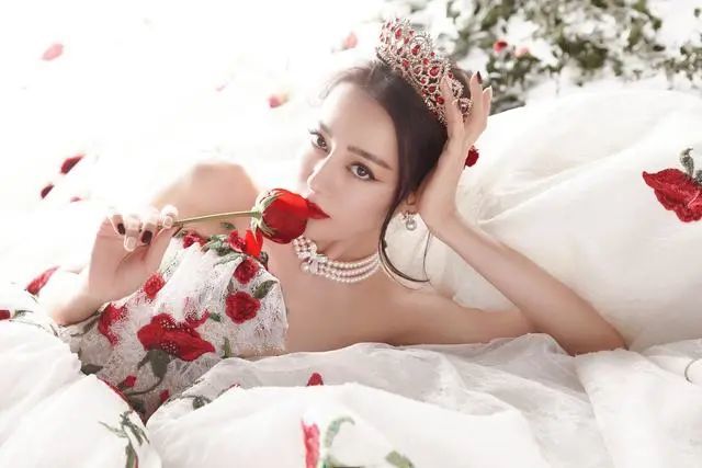 热巴“玫瑰庄园”照百看不厌！玫瑰裙夺目耀眼唯美霸气