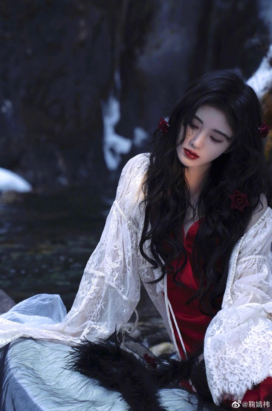 鞠婧祎雪地红衣美图曝光！烈焰红唇很撩人