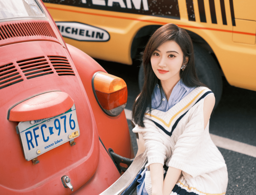 景甜大晒秋冬美照！穿溜肩毛衣裙拍写真气质甜美又温柔