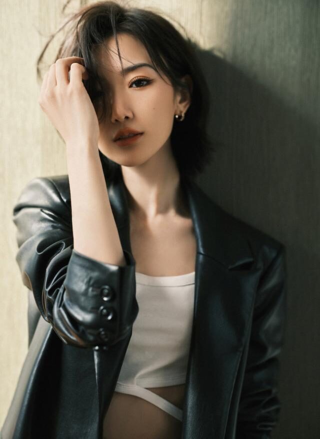 毛晓彤穿皮衣皮裙扮“下衣失踪”，这腿太真实了