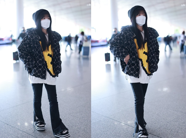 前火箭少女“小七”穿衣风格太甜了,牛仔套装梳双马尾显嫩又美丽