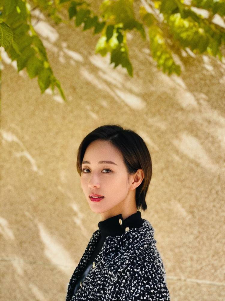 张钧甯将简单的黑白搭配穿出了高级气息，气场真强大