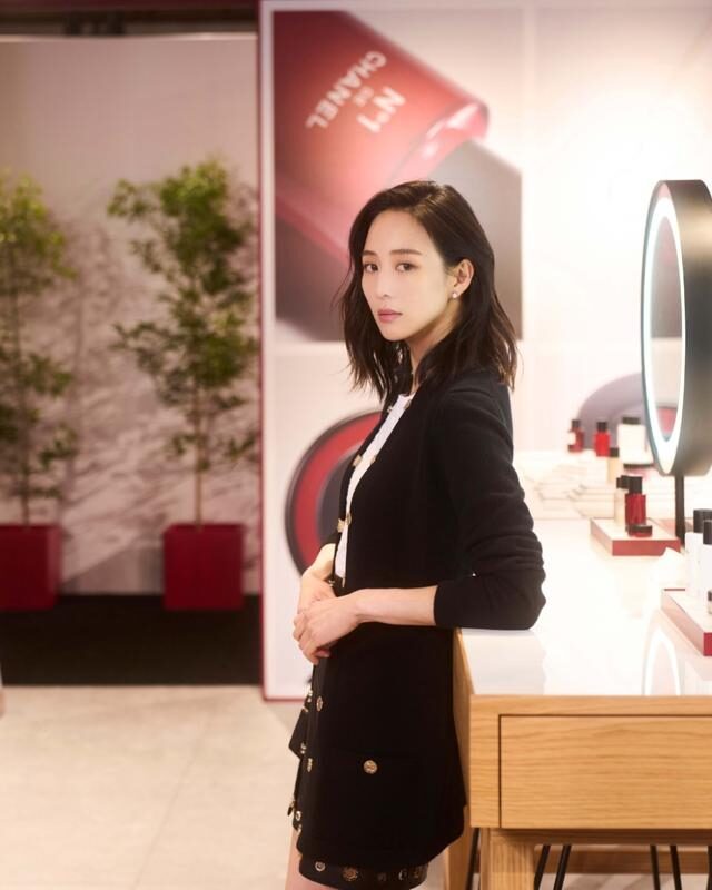 张钧甯穿“黑白配”基础款穿搭，简单又高级