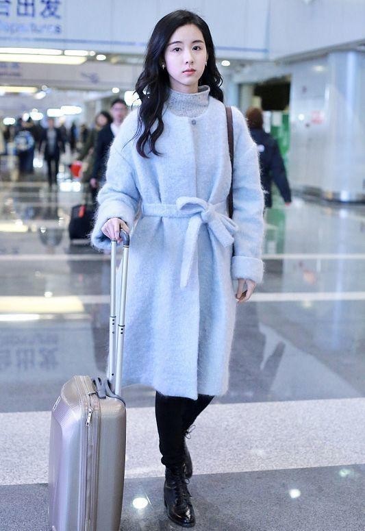 陈都灵机场街拍穿拼接长大衣配中分发型，搭出商务强人的感觉