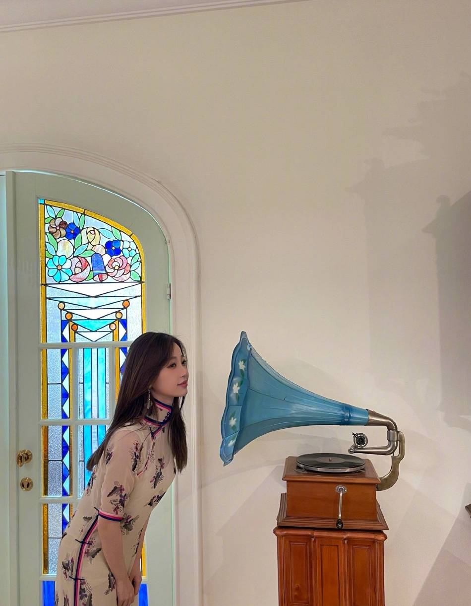 虞书欣穿旗袍身姿曼妙超靓丽!美得让人窒息