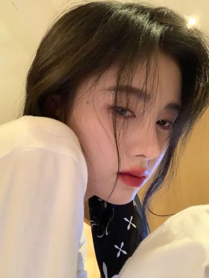 鞠婧祎晒自拍美图惊鸿一瞥超漂亮！五官精致太有魅力