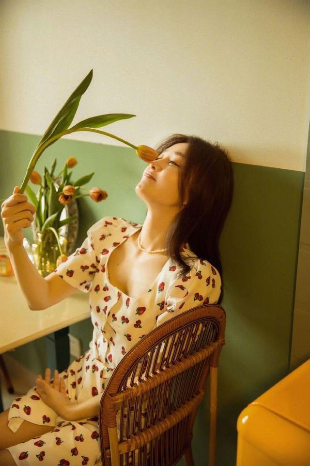 秦岚穿法式复古印花裙，42岁犹如妙龄少女