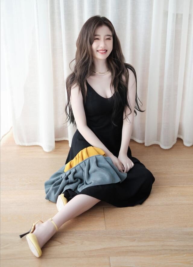 虞书欣一袭吊带裙展露曲线身材,凹凸感迷人
