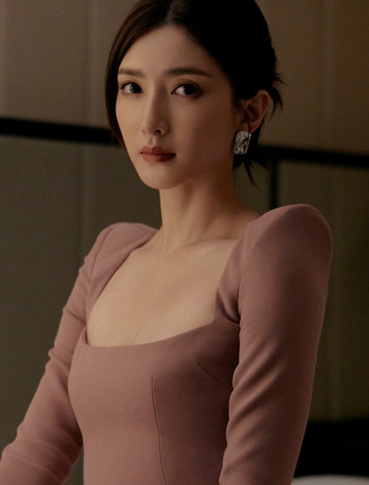 江疏影身材超赞，穿豆沙粉色修身裙太唯美了