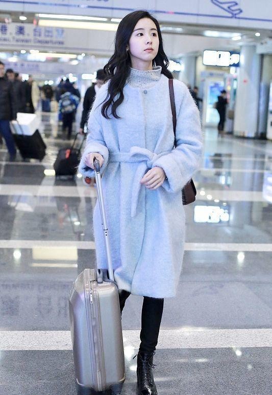 陈都灵机场街拍穿拼接长大衣配中分发型，搭出商务强人的感觉