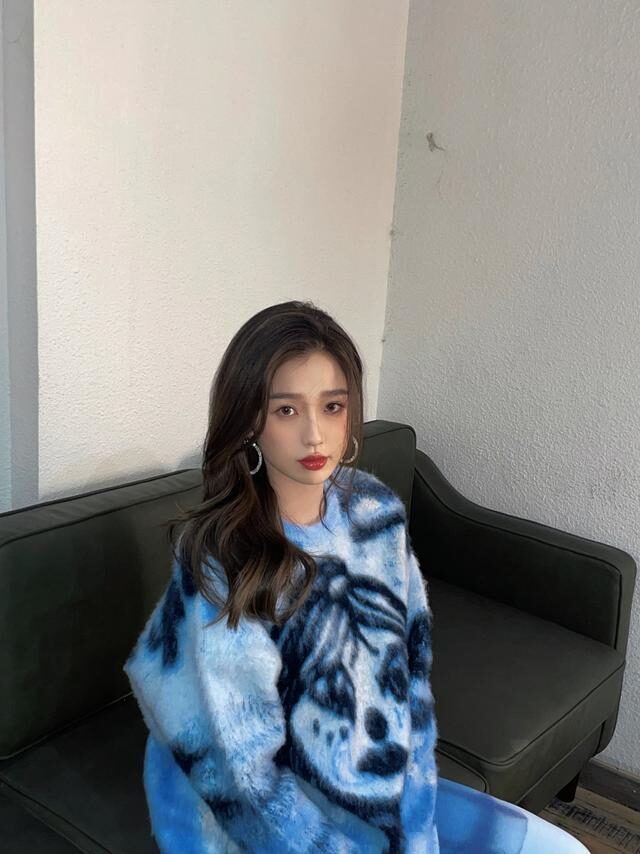 虞书欣穿基础款毛衣+牛仔裤,简单时髦耐看