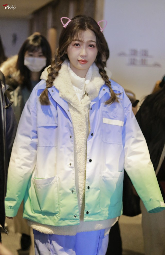 虞书欣街拍：渐变色滑雪服打扮洋气新潮，头戴猫耳发箍萌翻了