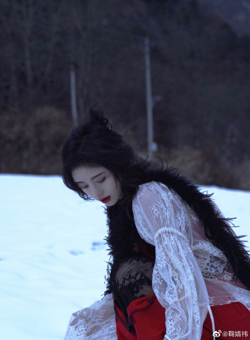 鞠婧祎雪地红衣美图曝光！烈焰红唇很撩人
