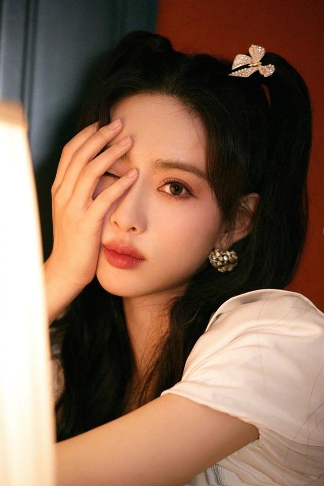 孟子义穿小白裙清纯又娇俏,配双马尾减龄又好看