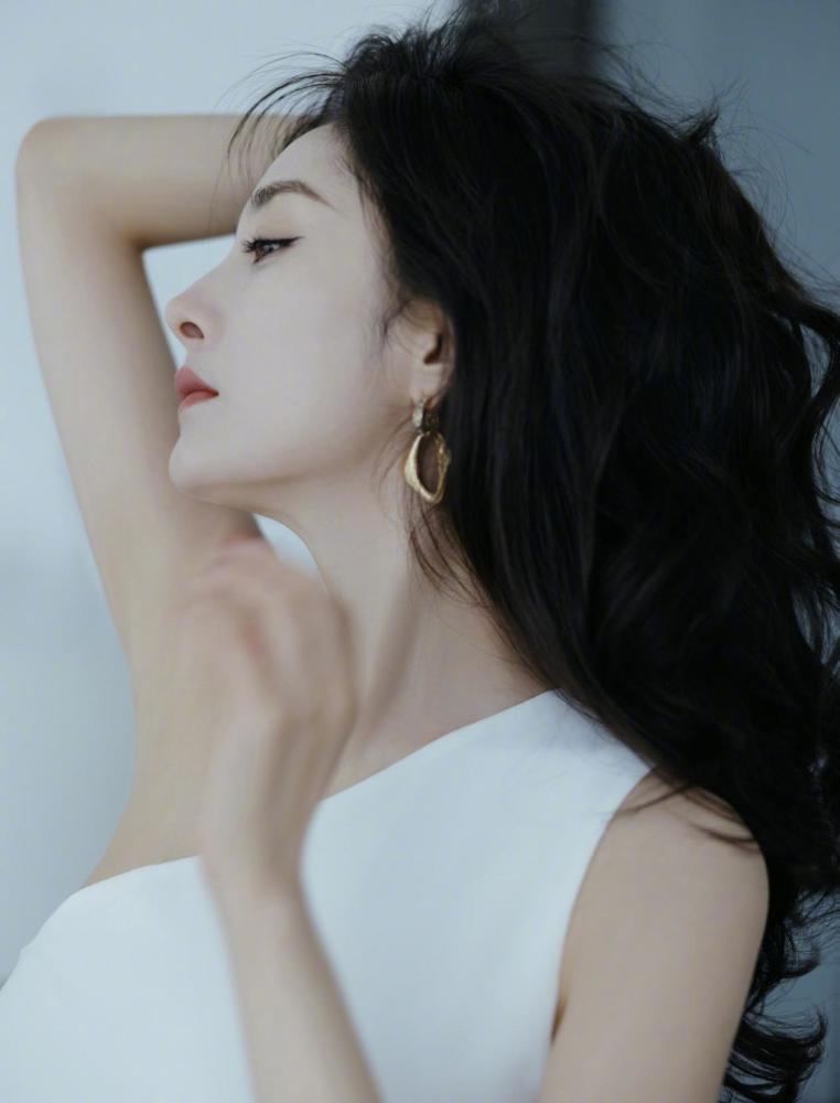 杨幂穿白色露腰开叉长裙，性感不失高级