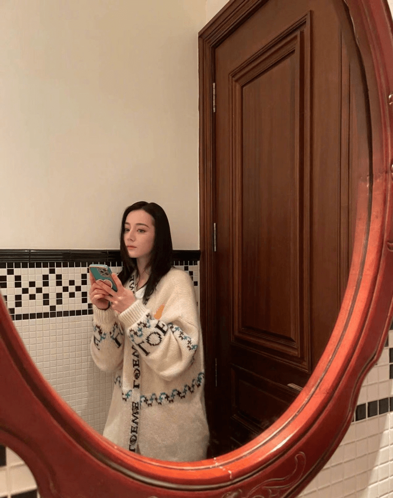 迪丽热巴剪短发穿湖水色卫衣休闲有范，穿搭越来越甜了