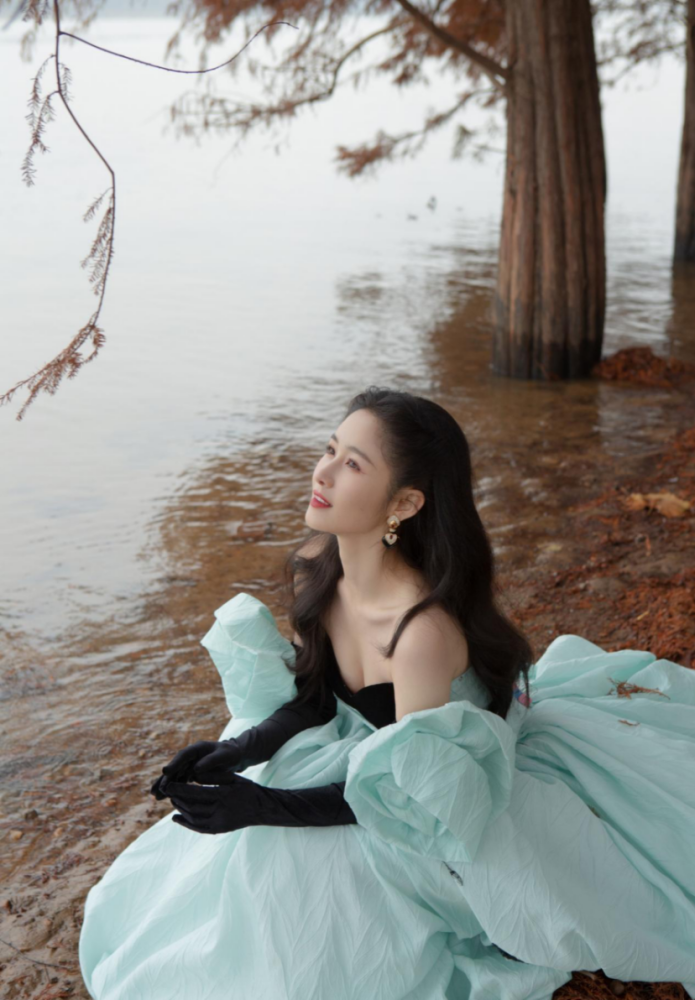 看梁田把这样别致的礼服,穿出了可爱女人味