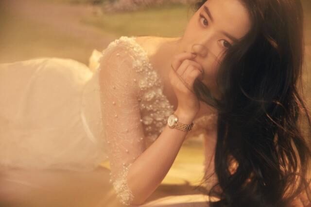 刘亦菲穿白裙依旧仙气飘飘，颜值气质越来越好