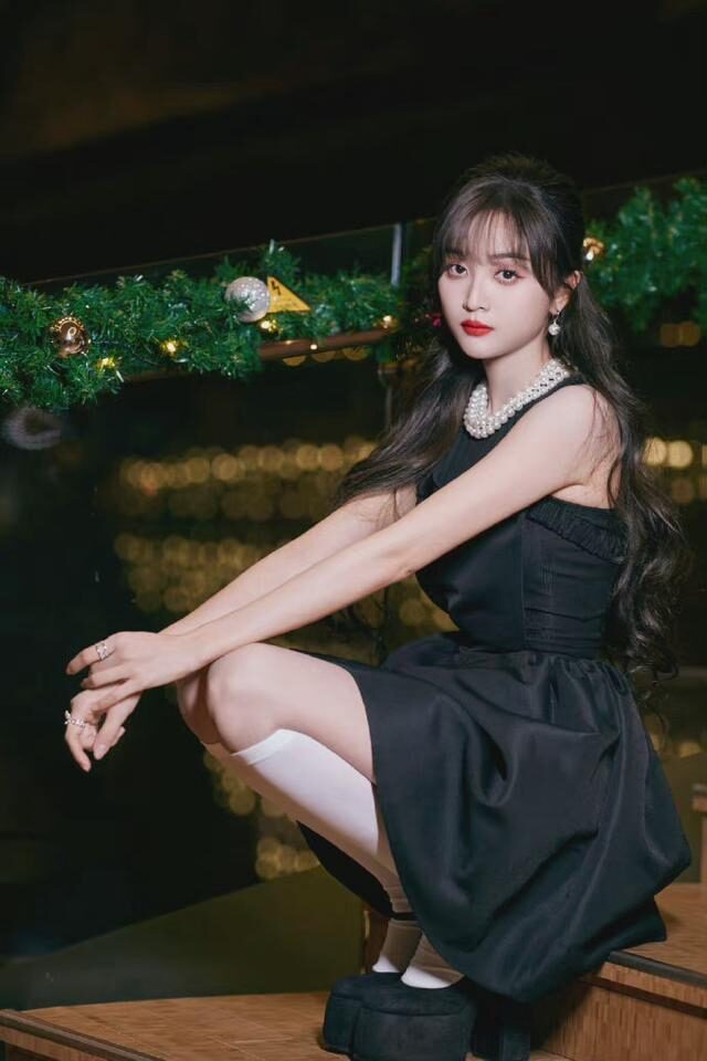 吴宣仪惊艳亮相跨年晚会,穿小黑裙又甜又辣,细长腿抢镜